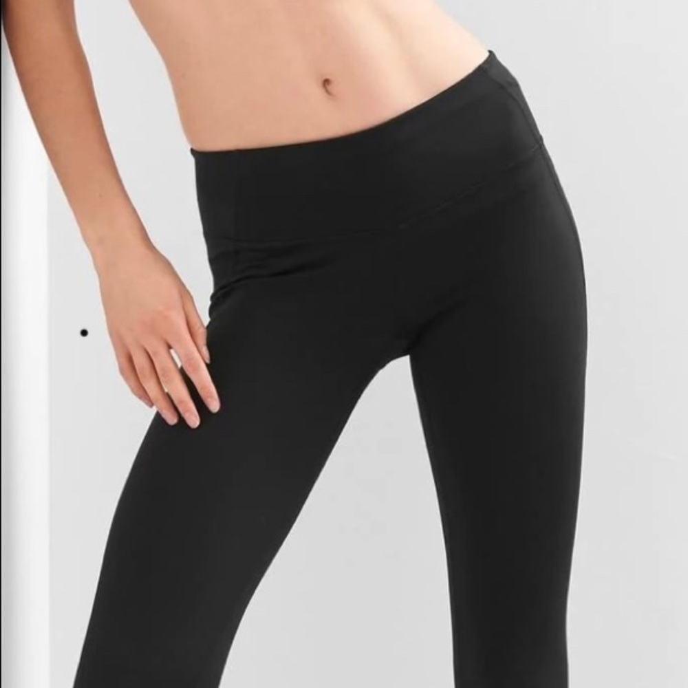 NWOT- GAP FIT BLACKOUT TECHNOLOGY PETITE LEGGINGS